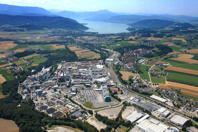 Die Lenzing AG sei trotz der Corona-Pandemie sowie des Umsatz- und Ergebnisrückganges strategisch voll auf Kurs, heißt es aus dem Unternehmen. | Foto: Lenzing AG/Bavaria Luftbild Verlags GmbH