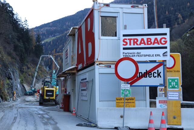 Seit 11. Mai ist die L 76 Landecker Straße gesperrt. Die Totalsperre dürfte über den 30. November hinaus verlängert werden. | Foto: Othmar Kolp