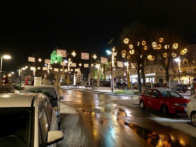 Die Weihnachtsbeleuchtung in Weiz wird die Stimmung auch deutlich heben. | Foto: Hofmüller