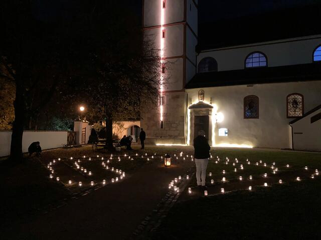 Die Kirche im Kramsacher Ortsteil Mariathal wartete zur "Nacht der 1000 Lichter" mit einem begehbaren Lichterlabyrinth auf.  | Foto: KJ Salzburg