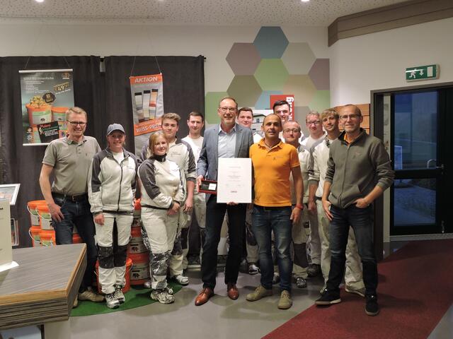 Für das 25-jährige Bestehen gab es eine Auszeichnung der Wirtschaftskammer OÖ. | Foto: Malerei Schaubmaier