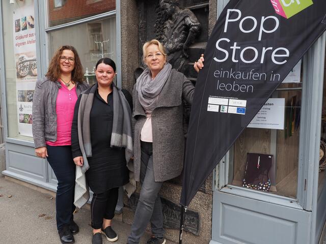 Pop-up-Store in der Leobener Krottendorfergasse: Monika Frind, Ute Reindl, Tanja Gröger (v.l.). | Foto: Gaube