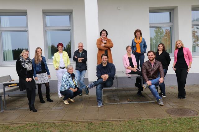 Das Team rund um Direktorin Gabriele Schachinger begleitet die Schüler der Volksschule mit großem Engagement.  | Foto: KK