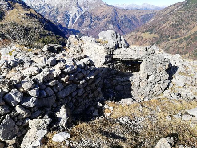 Der Grenze entlang wandert man neben Laufgräben aus dem Ersten Weltkrieg hinunter zum Rossbodentörl.