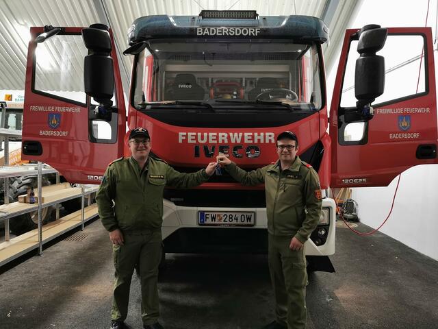 Schlüsselübergabe unter Kameraden: Feuerwehrkommandant Philipp Magdits und Bgm. Daniel Ziniel | Foto: Feuerwehr Badersdorf