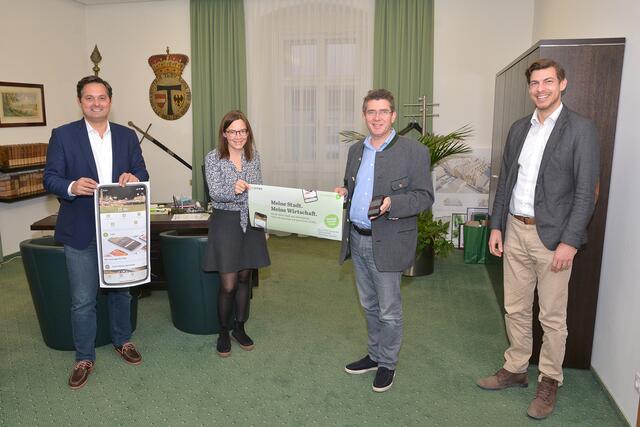 Bereit für die neue Tulln-App „Cities“: Lucas Sobotka, Stadtrat für Wirtschaft und Digitalisierung, Bürgermeister  Peter Eisenschenk und das Projektteam vom Unternehmensservice der Stadtgemeinde Tulln, Robert Gutscher und Katrin Dallinger. | Foto: Stadtgemeinde Tulln