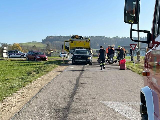 Ein Fahrzeuglenker wurde beim Unfall unbestimmten Grades verletzt und vom Roten Kreuz ins Krankenhaus gebracht, der zweite betroffene Lenker blieb unverletzt. | Foto: FF Mettmach