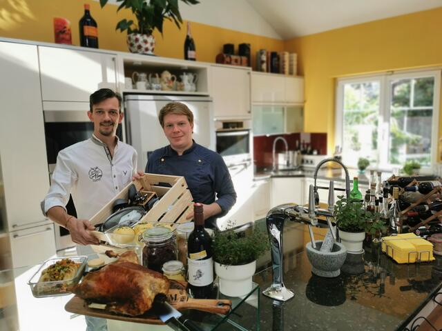 Daniel Wagner und Christopher Buchecker (r.) präsentieren voller Stolz all das, was bei einer Bestellung von ihnen geliefert wird. | Foto: Berger