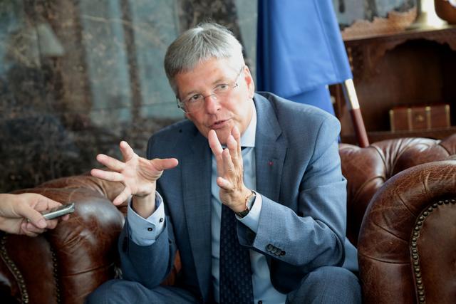 Kärntens Landeshauptmann Peter Kaiser (SPÖ): Eine gut ausgebaute Infrastruktur in den Bereichen Schiene, Straße, Luftfahrt und Breitbandversorgung ist für uns ein wichtiger Standortfaktor in der Dreiländerregion mit Italien und Slowenien. Gerade nach den Erfahrungen mit der Corona-Krise müssen wir die Voraussetzungen für die künftige Kärntner Erfolgsgeschichte stärken und brauchen eine erstklassig ausgebaute und moderne Infrastruktur. Sie ist für Kärnten eine unverzichtbare Grundlage. Daher ist auch die optimale Abstimmung zwischen europäischer, nationaler und regionaler Infrastrukturplanung eine ganz wichtige Zukunftsherausforderung. Wir wollen und werden trotz der Corona-Pandemie unsere Position als attraktiver Wirtschafts- und Lebensstandort weiter stärken und gezielt ausbauen. Denn Kärnten ist nicht nur ein attraktives Tourismusland, sondern auch ein Industrie-, Wirtschafts- und Hochtechnologieland. Wenn wir es schaffen, Kärnten für die bestehenden Unternehmen, aber auch für künftige Investoren attraktiv zu machen, sind die soziale Sicherheit, Arbeitsplätze und Wohlstand garantiert. Die Erkenntnisse des Österreichischen Infrastrukturreports 2021 der Initiative Future Business Austria sind für unsere Arbeit eine wertvolle und willkommene Unterstützung und Hilfestellung.  | Foto: Wajand