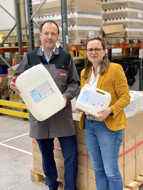 Claudia M. Berghofer undRomed Staggl (Geschäftsleiter Produktion) präsentieren die neuen Produkte.  | Foto: ADLER