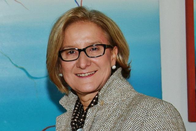 NÖ Landeshauptfrau Johanna Mikl-Leitner (ÖVP): Nach der Corona-Krise ist es besonders wichtig, anzupacken und Wirtschaft, Wohlstand und Arbeit für die Zukunft zu sichern. Mit unserer Wirtschaftsagentur ecoplus haben wir auch während der Krise Unternehmen dabei unterstützt, im Land Niederösterreich wieder rasch durchstarten zu können. Eine erstklassige Infrastruktur ist uns ein besonderes Anliegen – vom Verkehr bis zum Breitbandinternet, und zwar in allen Regionen. Daher begrüßen wir, dass der Österreichische Infrastrukturreport 2021 seitens der Initiative Future Business Austria einen Fokus auf die ländlichen Regionen und ihre Infrastrukturversorgung richtet; ein wichtiger Ansatz, um die Kommunikation und das Wirtschaften der Zukunft zu ermöglichen. | Foto: LAND NÖ