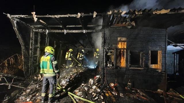 Zwei Feuerwehren waren bei dem Brand im Einsatz. Jetzt weiß man: Der Heizlüfter hatte einen Vorhang entzündet.  | Foto: FF Neusiedl am See