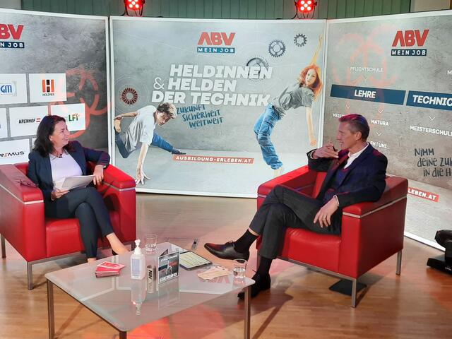 Sonja Hutter-Binder und Oliver Zeisberger im Fernsehstudio im Energiecenter Lipizzanerheimat | Foto: ABV mein Job