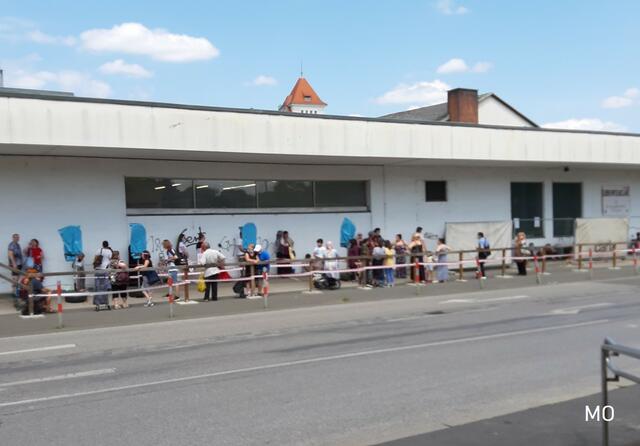 Lebensmittelausgabe für armutsgefährdete Personen