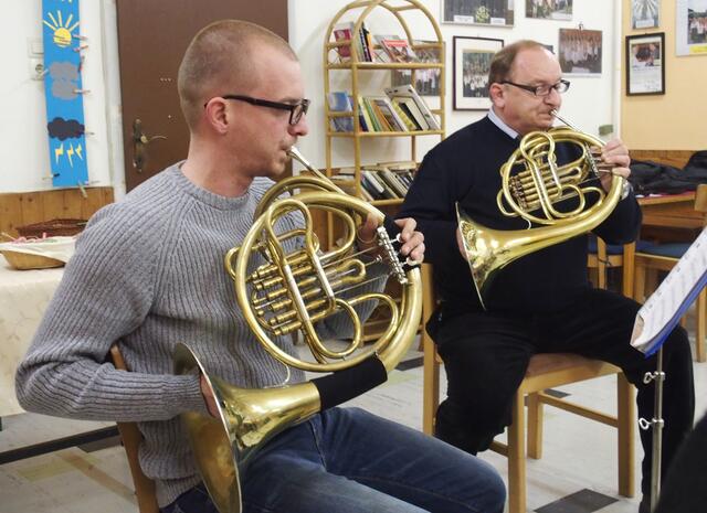 Karl Gottwald (r.) findet Ablenkung beim Musizieren mit seinem Sohn. | Foto: Gottwald