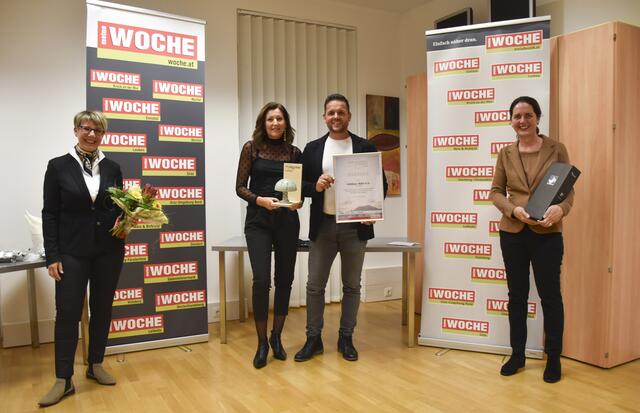 WOCHE-GStL Brigitte Gady (l.) und Redaktionsleiterin Waltraud Fischer (r.) mit den würdigen Preisträgern am 2. November. | Foto: WOCHE