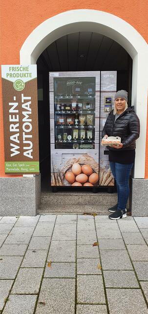 Carina Warter befüllt ihren neuen Warenautomaten in Radstadt mit frischen Eiern.  | Foto: Warter