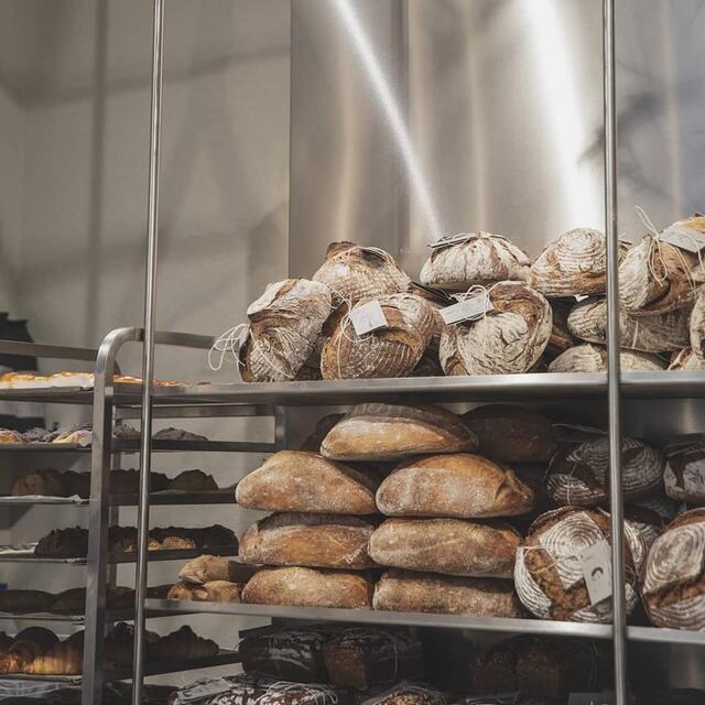 An Brot herrscht in der Bäckerei Öfferl wirklich kein Mangel. | Foto: Bäckerei Öfferl