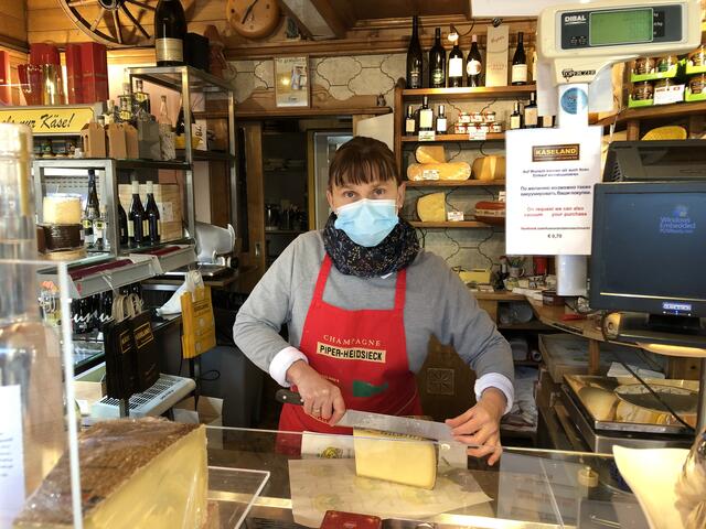 Elisabeth Troha arbeitet im Käseland und steht für Zusammenhalt.