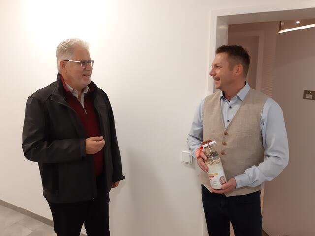 Alois Pölzl (li.) bei der Übergabe von Brot und Salz an einen neuen Bewohner des Pfirsichwegs in Pasching. | Foto: SPÖ Pasching