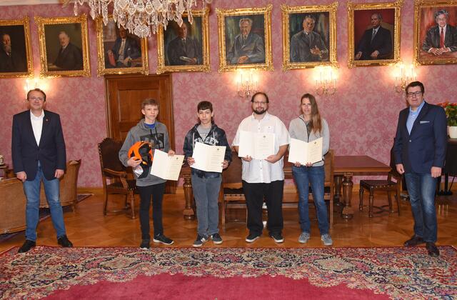 Bürgermeister Matthias Stadler und Nationalrat Robert Laimer ehrten Daniel, Lukas und Barbara Klammer sowie Franz Heumayr für ihren heldenhaften Einsatz im Rahmen eines Wohnungsbrandes im September. 
 | Foto: Vorlaufer