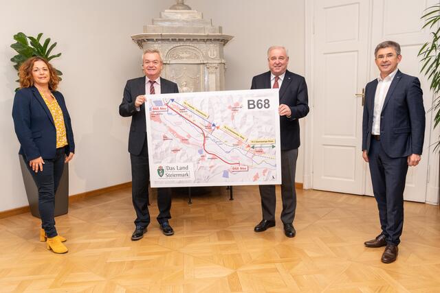LH Hermann Schützenhöfer und Stellvertreter Anton (Mitte von rechts) präsentieren gemeinsam mit Franz Fartek (r.) und Cornelia Schweiner die neue Trassenführung der B 68. | Foto: Land Steiermark/Jesse Streibl