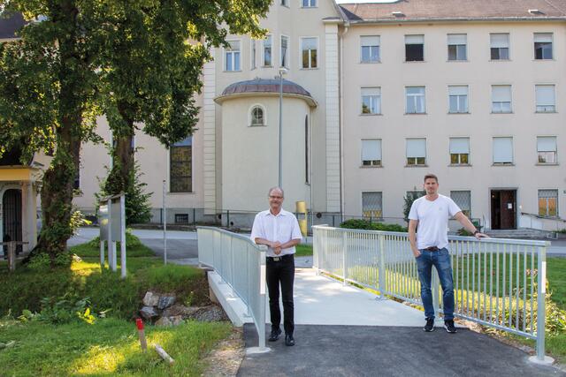 Auch die Fußgängerbrücke wurde renoviert.  | Foto: Werner Gasser