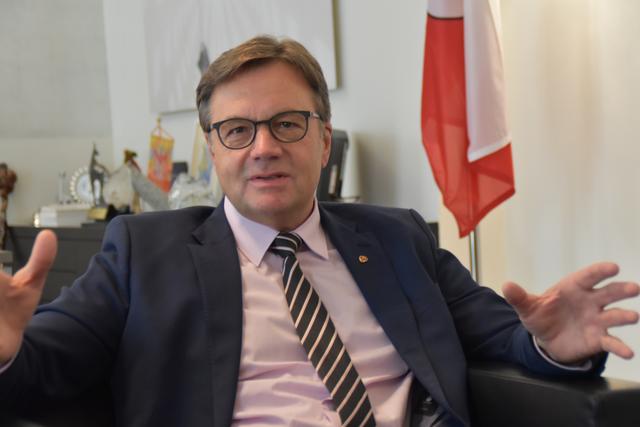 Tirols Landeshauptmann Günther Platter (ÖVP): Gerade für den ländlichen Raum ist Chancengerechtigkeit bei der Infrastruktur – Stichwort Breitband – wichtiger denn je. Dies eröffnet neue Chancen für wirtschaftliche Dynamik und Wohlstand auch in geografisch benachteiligten Gebieten. Es ist daher eine willkommene Unterstützung, dass der neue Österreichische Infrastrukturreport 2021 der Initiative Future Business Austria einen klaren inhaltlichen Schwerpunkt auf die digitale Versorgung der ländlichen Räume setzt und die große Bedeutung von digitaler Chancengleichheit vermittelt. Angesichts der Corona-Krise und der geopolitischen Situation ist es für ganz Österreich und Europa Zeit, Infrastruktur und digitale Transformation zu einer der Topprioritäten zu machen, damit wir im internationalen Standortwettbewerb zwischen den USA und China nicht auf der Strecke bleiben. Der Österreichische Infrastrukturreport 2021 der Initiative Future Business Austria bringt Herausforderungen und Chancen klar auf den Punkt.
 | Foto: Archiv