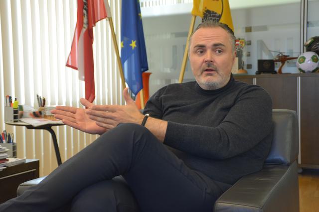 Burgenlands Landeshauptmann Hans Peter Doskozil (SPÖ): Das Burgenland investiert in Menschen, Ideen und Infrastrukturen. Der Infrastrukturausbau ist für unser Land ein Thema, das sich auch als essenzieller Bestandteil in unserem Regierungsprogramm wiederfindet, da er eine wichtige Basis für ein gesundes Wachstum, Arbeitsplätze und Sicherheit darstellt. Alle Infrastrukturen – von erneuerbarer Energie über die Straße bis zum Breitbandnetz – sind für uns wichtige Verbindungen in die Zukunft. Der Österreichische Infrastrukturreport 2021 der Initiative Future Business Austria liefert mit seinen Befunden und Erkenntnissen eine willkommene Unterstützung, indem er aufzeigt, was wir tun müssen, um unsere Infrastrukturen für Menschen und Unternehmen noch besser weiterzuentwickeln. | Foto: Tscheinig