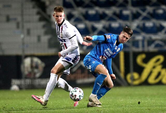 Mittelfeldspieler Nils Zatl (l.) beim ersten Geisterspiel am FAC-Platz nach den jüngsten Maßnahmen der Bundesregierung. | Foto: GEPA-Pictures