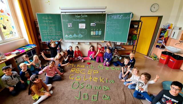Johanna Galan, Klassenlehrerin der Mehrstufenklasse 2, hat mit ihren Schülerinnen und Schülern den Anschlag aufgearbeitet. | Foto: Galan