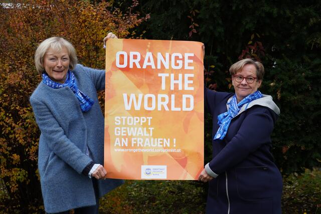 Sylvia Weninger (Präsidentin) und Greti Egger (Pressebeauftragte) von den Soroptimistinnen im Pinzgau informieren über die nächste Aktion: Orange the World. | Foto: Johanna Grießer