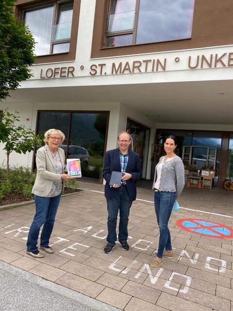 Die Tablets wurden im Mai und Juni an die jeweiligen Seniorenwohnheime – hier in Lofer – übergeben. | Foto: Soroptimistinnen Pinzgau/Zell am See