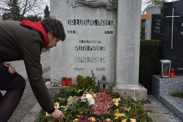 Silvia Nossek besuchte das Grab von Ruth Maiers Maiers Eltern. | Foto: BV18