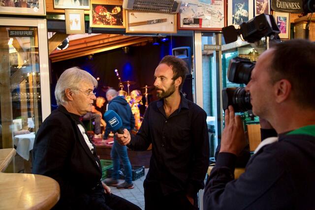Peter J. Wieland vor der Kamera beim Interview mit Rupert "Bobby" Loidl. | Foto: Roland Lorscheid