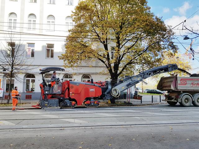 Während der Arbeiten ist die Fahrbahn am Tabor zwischen Taborstraße und Nordbahnstraße gesperrt. Davon nicht betroffen sind Fußgänger und die Straßenbahnlinie 5.