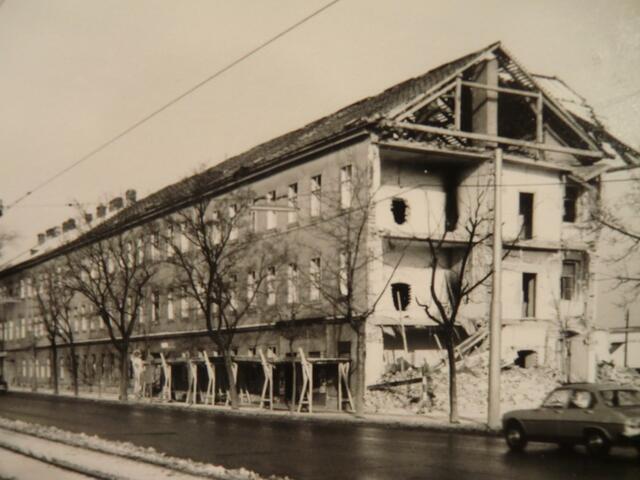 Abbruch des Rinnböck-Hauses, Simmeringer Hauptstraße 1, im Vorfeld des SO-Tangenten-Baus, 1974 | Foto: C: Bezirksmuseum Simmering