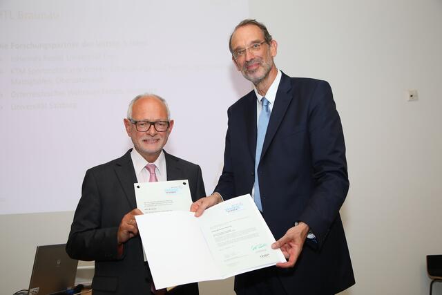 Direktor Hans Blocher bei der Verleihung des Gütesiegels durch Bundesminister Heinz Faßmann im September 2018