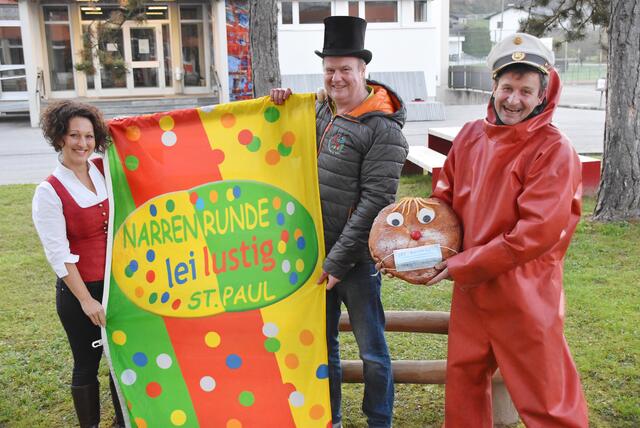 Kreativität legt auch die Narrenrunde St. Paul mit Jasmin Trattnig, dem neuen Obmann Siegi Krobath (Mitte) und Hansi Lippitz an den Tag.  | Foto: Koller