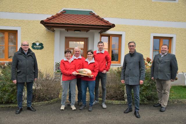Obmann der Mostviertler Weidegans Johann Fürst, Josefa und Karl Hainitz, Birgit und Andreas Loidhold, Bauernbundpräsident NR DI Georg Strasser, Bgm. Leo Gruber-Doberer | Foto: Michael Pfaffenbichler