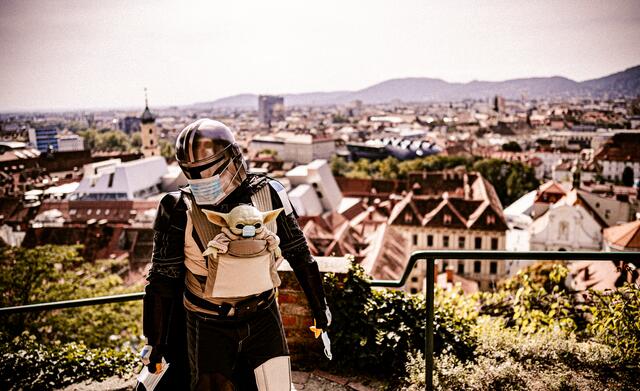Der "Maskalorian" wagte sich auf den Schloßberg. | Foto: Nicolas Pleasure Galani
