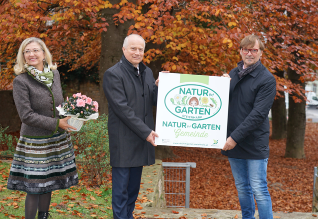 Projektmanagerin Birgit Nipitsch und LR JohannSeitinger (m.) überreichten Bürgermeister Erwin Eggenreich (r.) die Auszeichnung für die Stadt Weiz