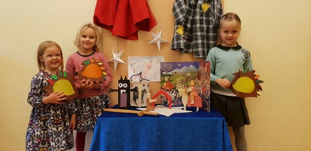 Kreativ: Julie, Carolin und Paulina mit ihren gebastelten Laternen | Foto: KK/Ursulinen