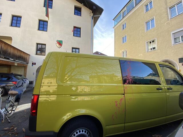 In der Innstraße wurde das Brixia-Haus mit Farbbomben beworfen.