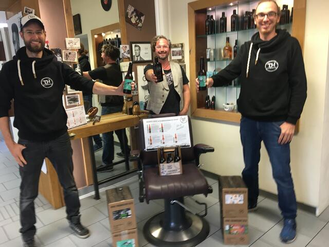 Biergenuss im Friseurladen: Tom Winkler, Gerald Dunst, Harald Kristen – gemeinsam haben sie die "Männerhandtasche" kreiert. | Foto: Hauptsache