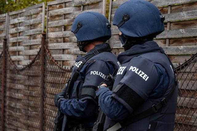 Schwer bewaffnete Polizisten bei einer Festnahme in Linz. | Foto: fotokerschi.at/kerschbaummayr