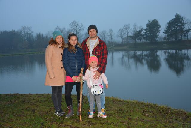 Noch eingepackt: Bea, Steve und ihre Töchter Rosa und Inga haben sich seit zwei Jahren dem Eisbaden verschrieben.