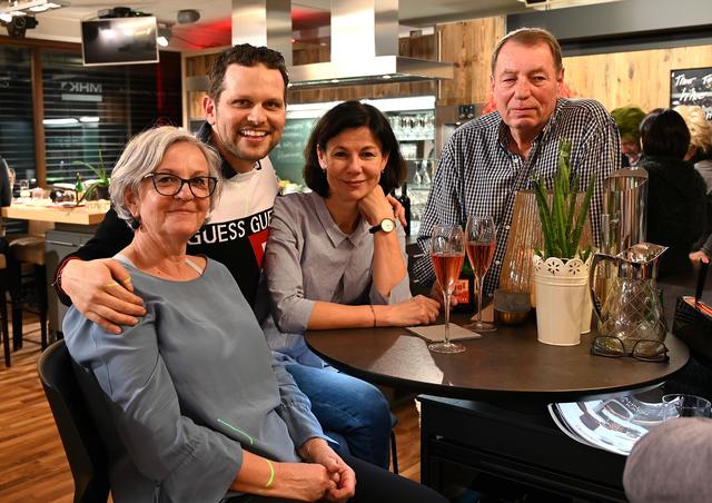 Geschäftsführer Michael Schütz mit zufriedenen Küchenbesitzern vor der Coronapandemie | Foto: Walter Art