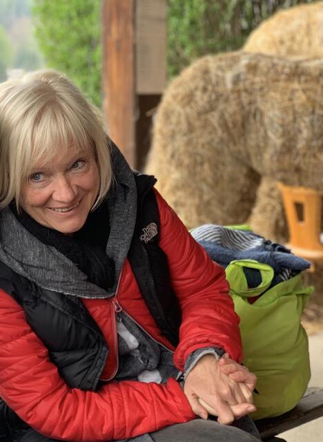 Manuela Synek ist Sozialarbeiterin und Geschäftsleiterin des Vereins "Back Bone - Mobile Jugendarbeit 20" mit Standort in der Pöchlarnstraße 22.