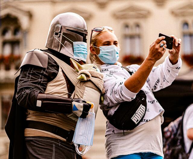 Zahlreiche Grazer wollten ein Selfie mit dem "Maskalorian". | Foto: Nicolas Pleasure Galani